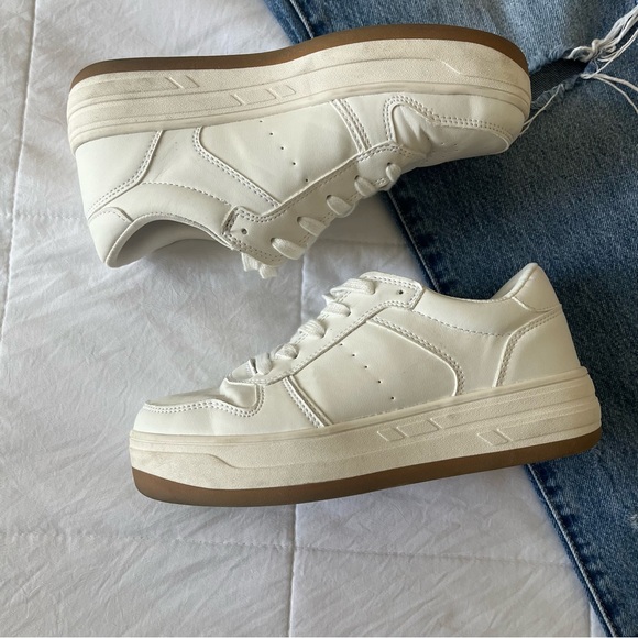 American Eagle Outfitters Shoes - American‎ Eagle Women’s White Sneakers Size 6